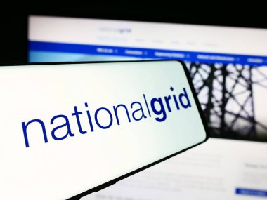 Stuttgart, Almanya - 08-13-2024: İngiliz kamu hizmeti şirketi National Grid plc 'nin logosunun yer aldığı cep telefonu. Telefon ekranının merkez soluna odaklan.