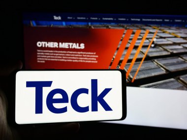 Stuttgart, Almanya - 08-13-2024: Kanadalı maden şirketi Teck Resources Limited 'in logosuna sahip akıllı telefon sahibi kişi web sitesinin önünde. Telefon ekranına odaklan.