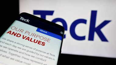 Stuttgart, Almanya - 08-13-2024: Kanadalı maden şirketi Teck Resources Limited 'in web sitesi ile birlikte cep telefonu logosu. Telefon ekranının sol üst kısmına odaklan.