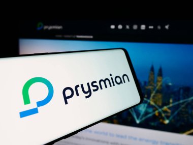 Stuttgart, Almanya - 08-13-2024: İtalyan kablo üretim şirketi Prysmian S.P.A. 'nın logosuna sahip akıllı telefon işletme web sitesinin önünde. Telefon ekranının merkezine odaklan.