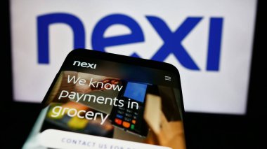 Stuttgart, Almanya - 08-13-2024: İtalyan ödeme sistemleri şirketi Nexi S.P.A. 'nın internet sitesi ile birlikte ticaret logosu önünde akıllı telefon. Telefon ekranının sol üst kısmına odaklan.