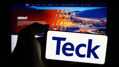 Stuttgart, Almanya - 08-13-2024: Kanadalı maden şirketi Teck Resources Limited 'in logosuna sahip cep telefonu sahibi kişi iş sayfasının önünde. Telefon ekranına odaklan.