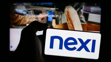 Stuttgart, Almanya - 08-13-2024: İtalyan ödeme sistemleri şirketi Nexi S.p.A. 'nın logosuyla cep telefonu tutan kişi iş sayfasının önünde. Telefon ekranına odaklan.