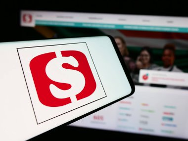 Stuttgart, Almanya - 08-15-2024: Ticari web sitesi önünde Güney Afrikalı süpermarket perakende firması Shoprite 'nin logosuna sahip cep telefonu. Telefon ekranının merkezine odaklan.