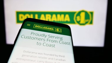 Stuttgart, Almanya - 08-15-2024: Kanadalı bir mağaza şirketi olan Dollarama Inc. 'in web sitesi ile birlikte ticari logo önünde akıllı telefon. Telefon ekranının sol üst kısmına odaklan.