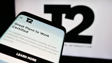 Stuttgart, Almanya - 08-15-2024: İş logosu önünde ABD 'li oyun şirketi Take-Two Interactive Software Inc.' in web sayfası ile cep telefonu. Telefon ekranının sol üst kısmına odaklan.