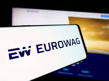 Stuttgart, Almanya - 08-15-2024: Çek W.A.G. şirketinin logosuna sahip cep telefonu Ödeme çözümleri a.s. (Eurowag) web sitesinin önünde. Telefon ekranının merkez soluna odaklan.