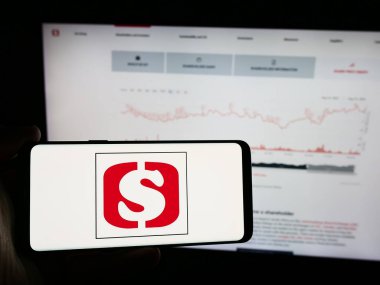 Stuttgart, Almanya - 08-15-2024: Güney Afrikalı süpermarket perakende firması Shoprite 'nin logosunu taşıyan cep telefonu sahibi iş sayfası önünde. Telefon ekranına odaklan.