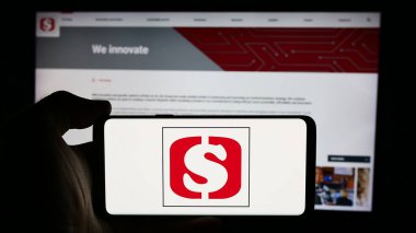 Stuttgart, Almanya - 08-15-2024: İnternet sitesi önünde Güney Afrikalı süpermarket perakende şirketi Shoprite 'nin logosuna sahip kişi. Telefon ekranına odaklan.