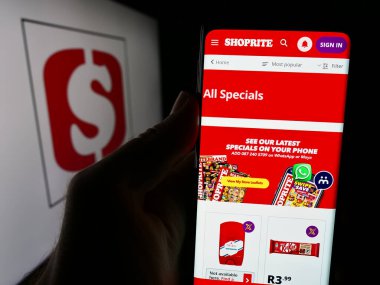 Stuttgart, Almanya - 08-15-2024: Logo önünde Güney Afrikalı süpermarket perakende firması Shoprite 'nin web sayfası ile akıllı telefon tutan kişi. Telefon ekranının merkezine odaklan.