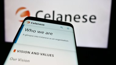 Stuttgart, Almanya - 08-16-2024: İş logosu önünde ABD 'li kimya şirketi Celanas Corporation' ın web sitesiyle cep telefonu. Telefon ekranının sol üst kısmına odaklan.