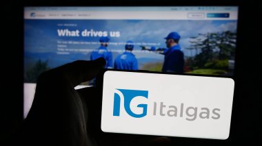 Stuttgart, Almanya - 08-16-2024: İtalyan doğalgaz dağıtım şirketi Italgas S.P.A. 'nın logosunun bulunduğu cep telefonu web sayfasının önünde duruyor. Telefon ekranına odaklan.