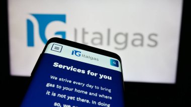 Stuttgart, Almanya - 08-16-2024: İtalyan doğalgaz dağıtım şirketi Italgas S.P.A. 'nın web sitesiyle birlikte logo önünde cep telefonu. Telefon ekranının sol üst kısmına odaklan.