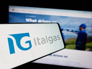 Stuttgart, Almanya - 08-16-2024: İtalyan doğalgaz dağıtım şirketi Italgas SpA 'nın logosuna sahip akıllı telefon işletme web sitesinin önünde. Telefon ekranının merkez soluna odaklan.