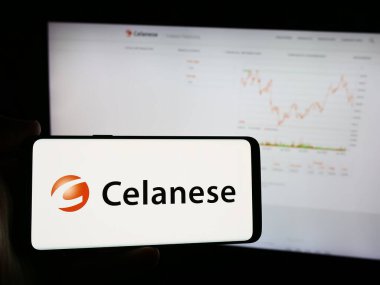 Stuttgart, Almanya - 08-16-2024: Amerikan kimya şirketi Celanas Corporation 'ın logosunun bulunduğu cep telefonu sahibi kişi iş sayfasının önünde. Telefon ekranına odaklan.