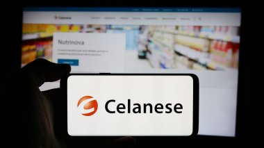 Stuttgart, Almanya - 08-16-2024: Amerikan kimya şirketi Celanas Corporation 'ın logosuyla cep telefonu tutan kişi iş sayfasının önünde. Telefon ekranına odaklan.