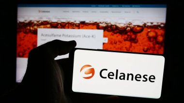 Stuttgart, Almanya - 08-16-2024: İnternet sitesi önünde ABD 'li kimya şirketi Celanas Corporation' ın logosuna sahip kişi. Telefon ekranına odaklan.