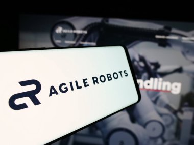 Stuttgart, Almanya - 08-16-2024: Alman robot firması Agile Robots SE 'nin logosuna sahip akıllı telefon işletme web sitesinin önünde. Telefon ekranının merkez soluna odaklan.