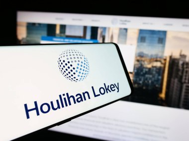 Stuttgart, Almanya - 08-16-2024: Amerikan yatırım bankacılık şirketi Houlihan Lokey Inc. 'in logosunu taşıyan cep telefonu. Telefon ekranının merkezine odaklan.