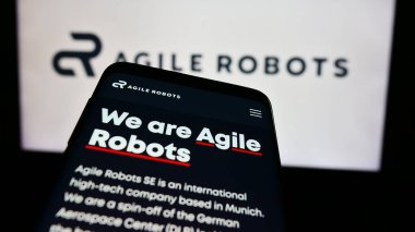 Stuttgart, Almanya - 08-16-2024: Alman robot şirketi Agile Robots SE 'nin web sitesiyle birlikte iş logosu önünde cep telefonu. Telefon ekranının sol üst kısmına odaklan.