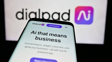 Stuttgart, Almanya - 08-16-2024: İş logosu önünde ABD 'li müşteri istihbarat yazılım şirketi Dialpad Inc.' in web sitesi ile akıllı telefon. Telefon ekranının sol üst kısmına odaklan.