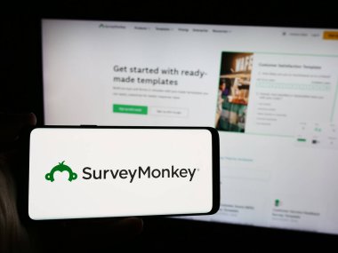 Stuttgart, Almanya - 08-16-2024: İnternet sitesi önünde ABD çevrimiçi anket yazılım şirketi Surveykey Inc. 'in logosuna sahip kişi. Telefon ekranına odaklan.