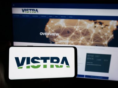 Stuttgart, Almanya - 08-16-2024: İnternet sitesinin önünde ABD 'li enerji şirketi Vistra Corp' un logosuna sahip kişi. Telefon ekranına odaklan.