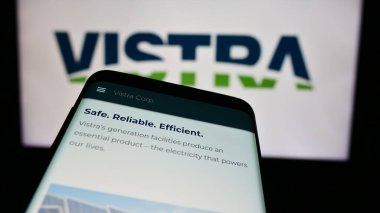 Stuttgart, Almanya - 08-16-2024: İş logosu önünde ABD 'li enerji şirketi Vistra Corp' un web sitesine sahip akıllı telefon. Telefon ekranının sol üst kısmına odaklan.