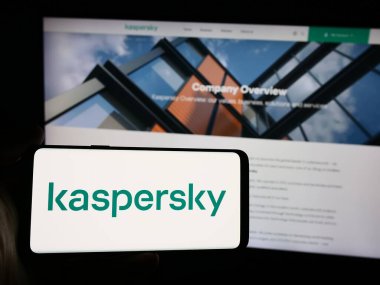 Stuttgart, Almanya - 08-18-2024: İnternet sitesi önünde Rus siber güvenlik şirketi AO Kaspersky Lab 'ın logosuna sahip kişi. Telefon ekranına odaklan.