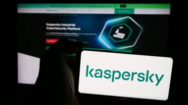 Stuttgart, Almanya - 08-18-2024: Rus siber güvenlik şirketi AO Kaspersky Lab 'ın logosuna sahip cep telefonu sahibi kişi iş sayfasının önünde. Telefon ekranına odaklan.