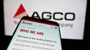 Stuttgart, Almanya - 08-18-2024: İş logosu önünde ABD tarım makineleri şirketi AGCO Corporation 'ın web sitesine sahip akıllı telefon. Telefon ekranının sol üst kısmına odaklan.