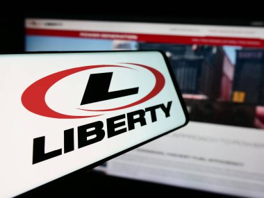 Stuttgart, Almanya - 08-18-2024: Web sitesi önünde Amerikan petrol hizmetleri şirketi Liberty Energy Inc. 'in logosuna sahip cep telefonu. Telefon ekranının merkez soluna odaklan.