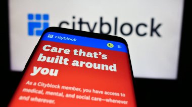 Stuttgart, Almanya - 08-18-2024: İş logosu önünde ABD 'li sağlık hizmetleri şirketi Cityblock Health Inc.' in web sitesi ile akıllı telefon. Telefon ekranının sol üst kısmına odaklan.