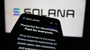 Stuttgart, Almanya - 08-18-2024: İş logosu önünde blockchain şirketi Solana 'nın web sitesine sahip akıllı telefon. Telefon ekranının sol üst kısmına odaklan.
