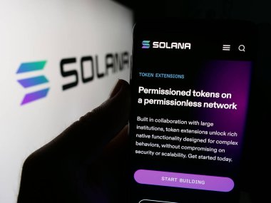 Stuttgart, Almanya - 08-18-2024: İş logosu önünde blockchain şirketi Solana 'nın web sayfası ile cep telefonu tutan kişi. Telefon ekranının merkezine odaklan.