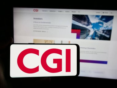 Stuttgart, Almanya - 08-18-2024: İnternet sitesinin önünde Kanadalı bilgi teknolojileri şirketi CGI Inc. 'nin logosuna sahip kişi. Telefon ekranına odaklan.