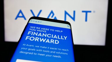Stuttgart, Almanya - 08-19-2024: İş logosu önünde ABD 'li fintech şirketi Avant LLC' nin web sitesi ile cep telefonu. Telefon ekranının sol üst kısmına odaklan.