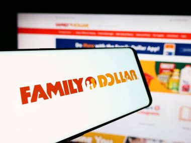 Stuttgart, Almanya - 08-19-2024: İnternet sitesi önünde üzerinde Family Dollar Stores Inc. 'in logosu bulunan cep telefonu. Telefon ekranının merkez soluna odaklan.