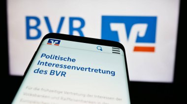 Stuttgart, Almanya - 08-19-2024: Logo önünde Ulusal Alman Kooperatif Bankalar Birliği (BVR) web sitesi ile akıllı telefon. Telefon ekranının sol üst kısmına odaklan.