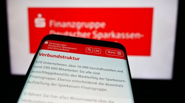 Stuttgart, Almanya - 08-19-2024: Alman kamu bankacılık ağı Sparkassen-Finanzgruppe 'nin web sitesiyle birlikte logo önünde cep telefonu. Telefon ekranının sol üst kısmına odaklan.