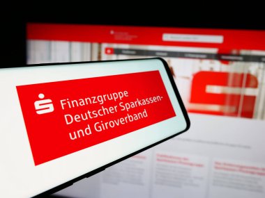 Stuttgart, Almanya - 08-19-2024: İnternet sitesinin önünde Alman kamu bankacılık ağı Sparkassen-Finanzgruppe logosu bulunan cep telefonu. Telefon ekranının merkez soluna odaklan.