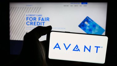 Stuttgart, Almanya - 08-19-2024: ABD 'li fintech şirketi Avant LLC' nin logosuna sahip akıllı telefon sahibi kişi web sitesinin önünde. Telefon ekranına odaklan.