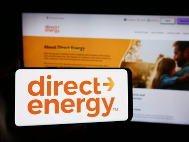 Stuttgart, Almanya - 08-19-2024: İnternet sitesi önünde ABD 'li enerji şirketi Direct Energy LP' nin logosuna sahip kişi. Telefon ekranına odaklan.