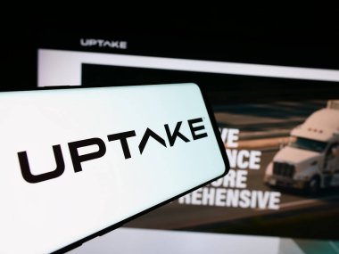 Stuttgart, Almanya - 08-19-2024: Amerikan AI şirketi Uptake Technologies Inc. 'in logosuna sahip akıllı telefon. Telefon ekranının merkez sağına odaklan.