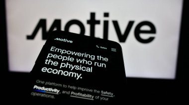 Stuttgart, Almanya - 08-19-2024: İş logosu önünde ABD 'li kamyonculuk yazılım şirketi Motive Technologies Inc.' nin web sitesi ile akıllı telefon. Telefon ekranının sol üst kısmına odaklan.