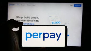 Stuttgart, Almanya - 08-19-2024: ABD 'li finans şirketi Perpay Inc.' in logosuyla cep telefonu sahibi kişi iş sayfası önünde. Telefon ekranına odaklan.