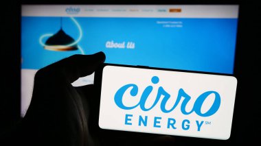 Stuttgart, Almanya - 08-19-2024: ABD 'li elektrik şirketi Cirro Energy' nin logosunun bulunduğu akıllı telefonu web sitesinin önünde tutan kişi. Telefon ekranına odaklan.