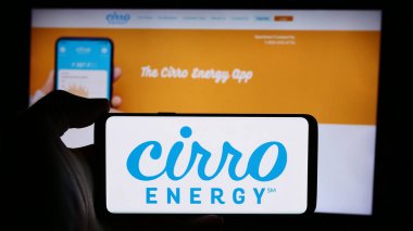 Stuttgart, Almanya - 08-19-2024: ABD 'li elektrik şirketi Cirro Energy' nin logosuyla cep telefonu sahibi kişi iş sayfasının önünde. Telefon ekranına odaklan.