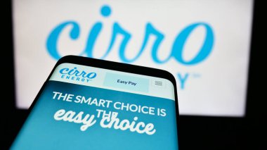 Stuttgart, Almanya - 08-19-2024: İş logosu önünde ABD 'li elektrik şirketi Cirro Energy' nin web sitesi bulunan akıllı telefon. Telefon ekranının sol üst kısmına odaklan.