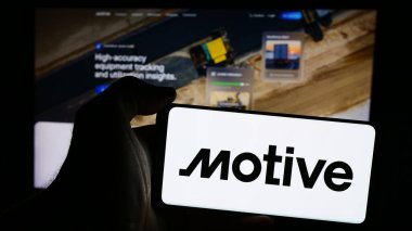 Stuttgart, Almanya - 08-19-2024: İnternet sayfasının önünde üzerinde Amerikan kamyonculuk yazılım şirketi Motive Technologies Inc. 'nin logosu olan cep telefonu bulunduran kişi. Telefon ekranına odaklan.